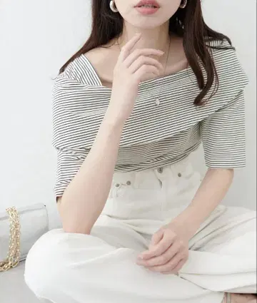 내추럴 꾸뛰르 오프숄더 디자인 티셔츠 TOPS 보더