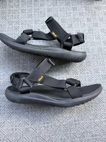 Teva 블랙 샌들 사이즈 24