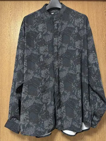 HARE 패턴 긴팔 셔츠 블랙 계열