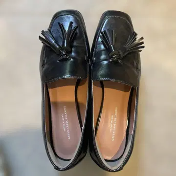 태슬이 달린 블랙 가죽 로퍼