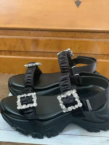 RANDA 비쥬가 달린 통굽 샌들 블랙