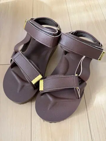 APSTUDIO SUICOKE 별주 인조 가죽 샌들 24cm