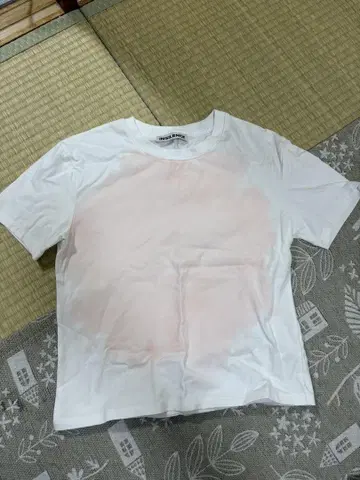 인사일런스 화이트 티셔츠 숏 기장