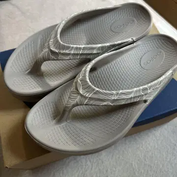 oofos 샌들
