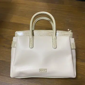 베이지 악어 엠보싱 핸드백