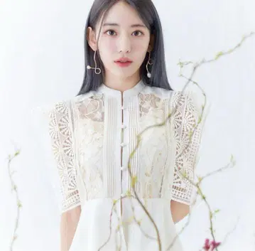 릴리 브라운 스위칭 레이스 블라우스