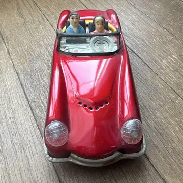 빨간색 오픈카 인형 포함