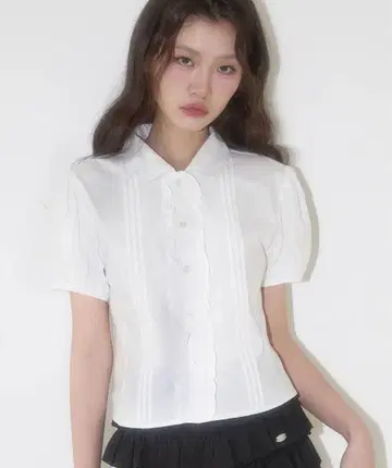 일리고 핀턱 프릴 블라우스 화이트