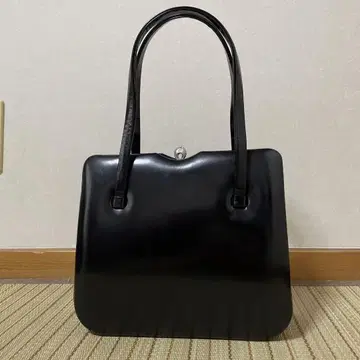 클래식 블랙 가죽 핸드백