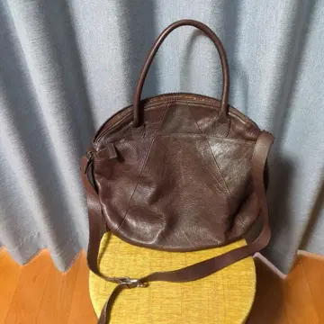 브라운 원형 백 탈부착 가능한 스트랩 포함