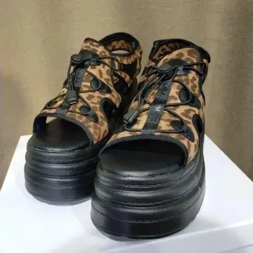 요스케 통굽 스포츠 샌들(2718009) PUM