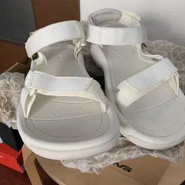 새상품급 Teva 화이트 스포츠 샌들 24cm