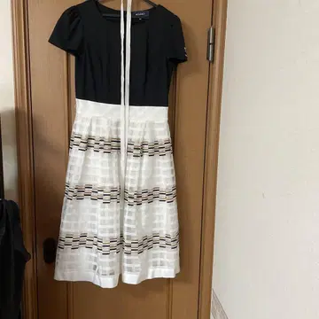 Ms. Gracy 무릎 기장 원피스 반팔 블랙 화이트