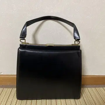 클래식 블랙 가죽 핸드백
