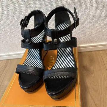 다이애나 블랙 웨지 샌들 앵클 스트랩 포함