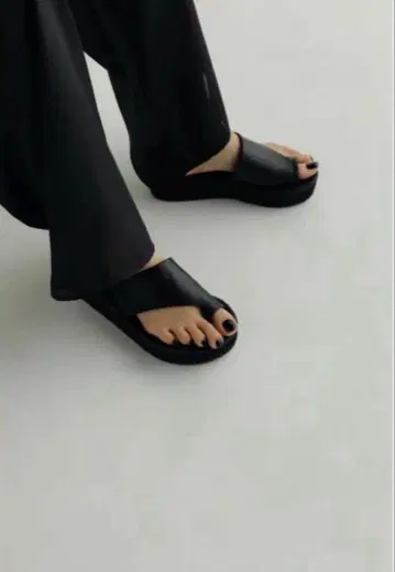 로렌 가죽 스트랩 샌들