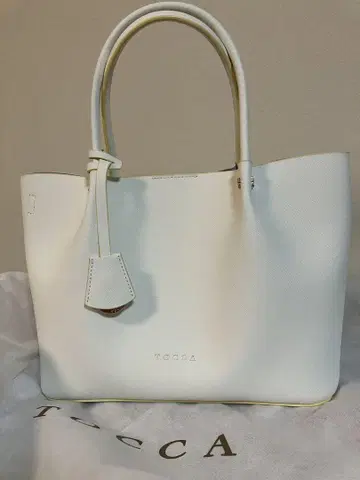 1회 사용 TOCCA 백 숄더 화이트 가죽