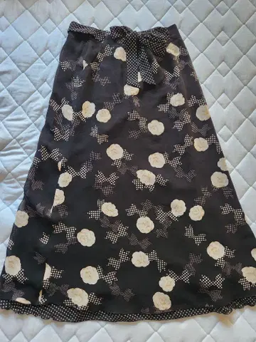 INGEBORG 까멜리아와 리본 프린트 블랙 플레어 스커트 M