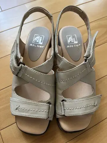 Atelier 베이지 컴포트 샌들