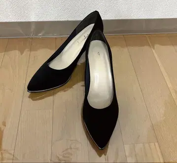 블랙 스웨이드 느낌의 스틸레토 펌프스