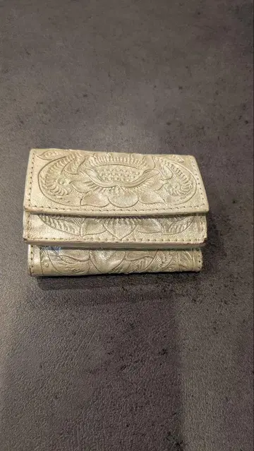카빙 트라이브스 Carving Tribes 아이보리 3단 폴더형 지갑