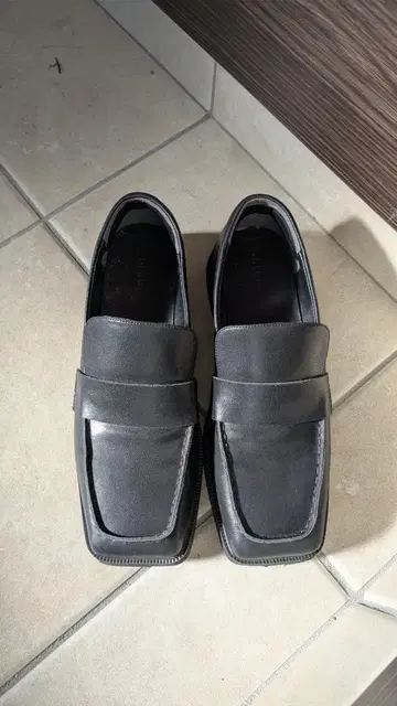 BLACK BY MOUSSY 스퀘어 토 로퍼 블랙