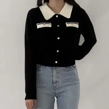 블랙 카라 부착 니트 스웨터