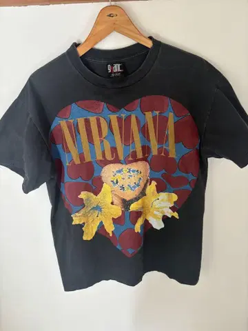 NIRVANA 하트 모양 그래픽 티셔츠
