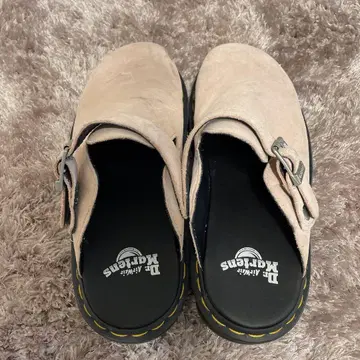Dr. Martens 베이지 샌들 버클 장식