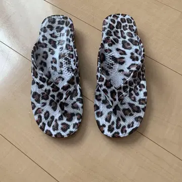 PEARL 레오파드 무늬 비치 샌들