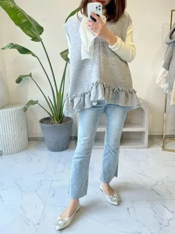 Myu 본딩 밑단 프릴 베스트
