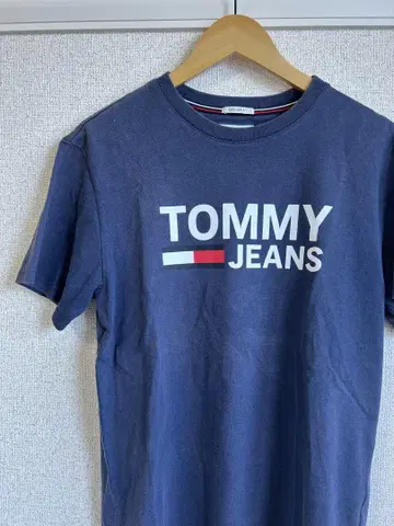 TOMMY JEANS 네이비 티셔츠