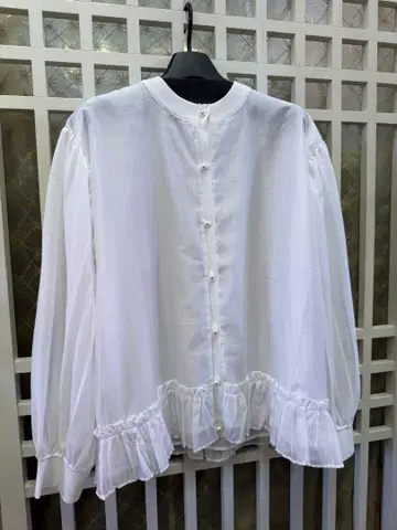 화이트 프릴 펄 장식 가디건