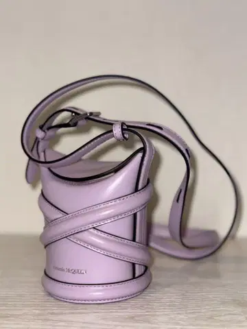 Alexander McQueen 라벤더 크로스 디자인 숄더백