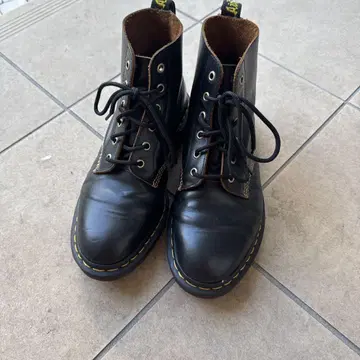 Dr. Martens 블랙 워크 부츠