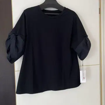 벌룬 소매 블랙 티셔츠