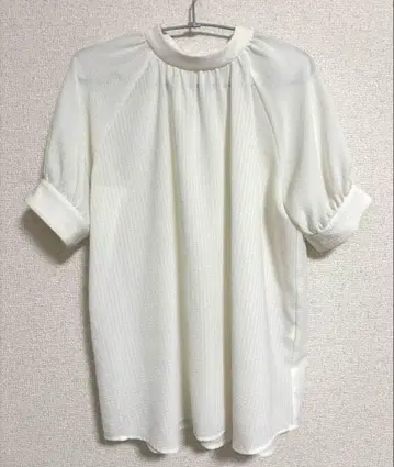 화이트 반팔 셔츠 개더링 디테일