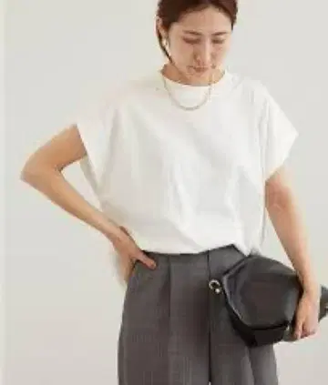 FRAMeWORK 프레임워크 라운드 헴 슬리브리스 티셔츠 화이트