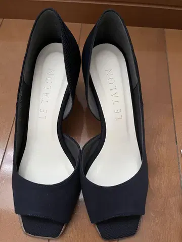 LE TALON 네이비 오픈토 펌프스