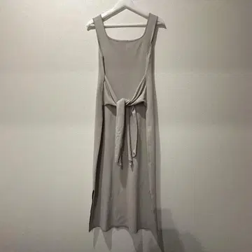 Mila Owen 리본 포함 슬리브리스 원피스