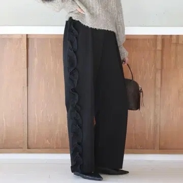 프릴이 달린 블랙 와이드 팬츠