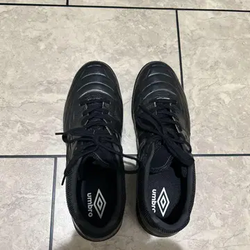 엄브로 블랙 축구화 28CM