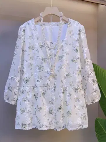 꽃무늬 레이스 오각 소매 탑