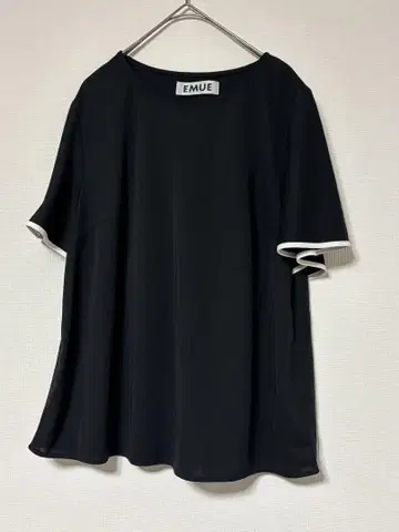 EMUE 블랙 플레어 슬리브 상의