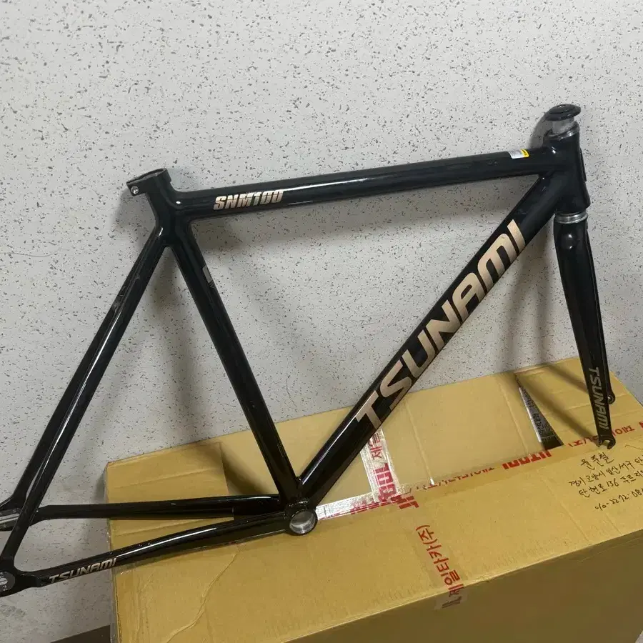 Tsunami SNM100 Black Gold Frameset on Bunjang Global Site.