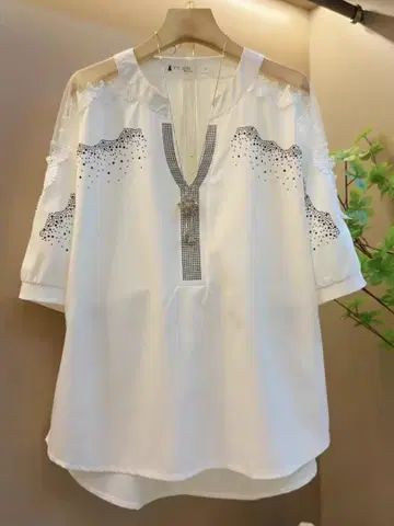 화이트 비즈 장식 오분 소매 셔츠