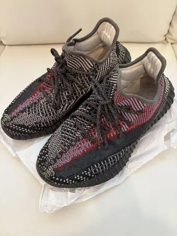 Yeezy Boost 350 V2 블랙 Yecheil