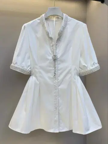 비즈가 달린 카라 부착 화이트 반팔 셔츠