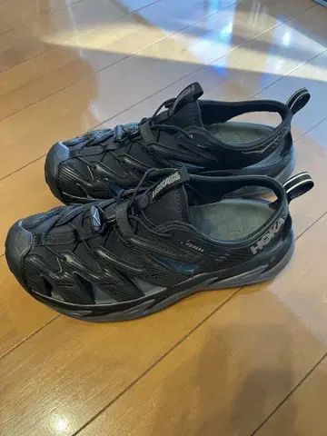 HOKA Kona 블랙 아웃도어 샌들
