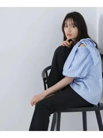 새상품 NATURAL BEAUTY BASIC 오프숄더 리본 블라우스